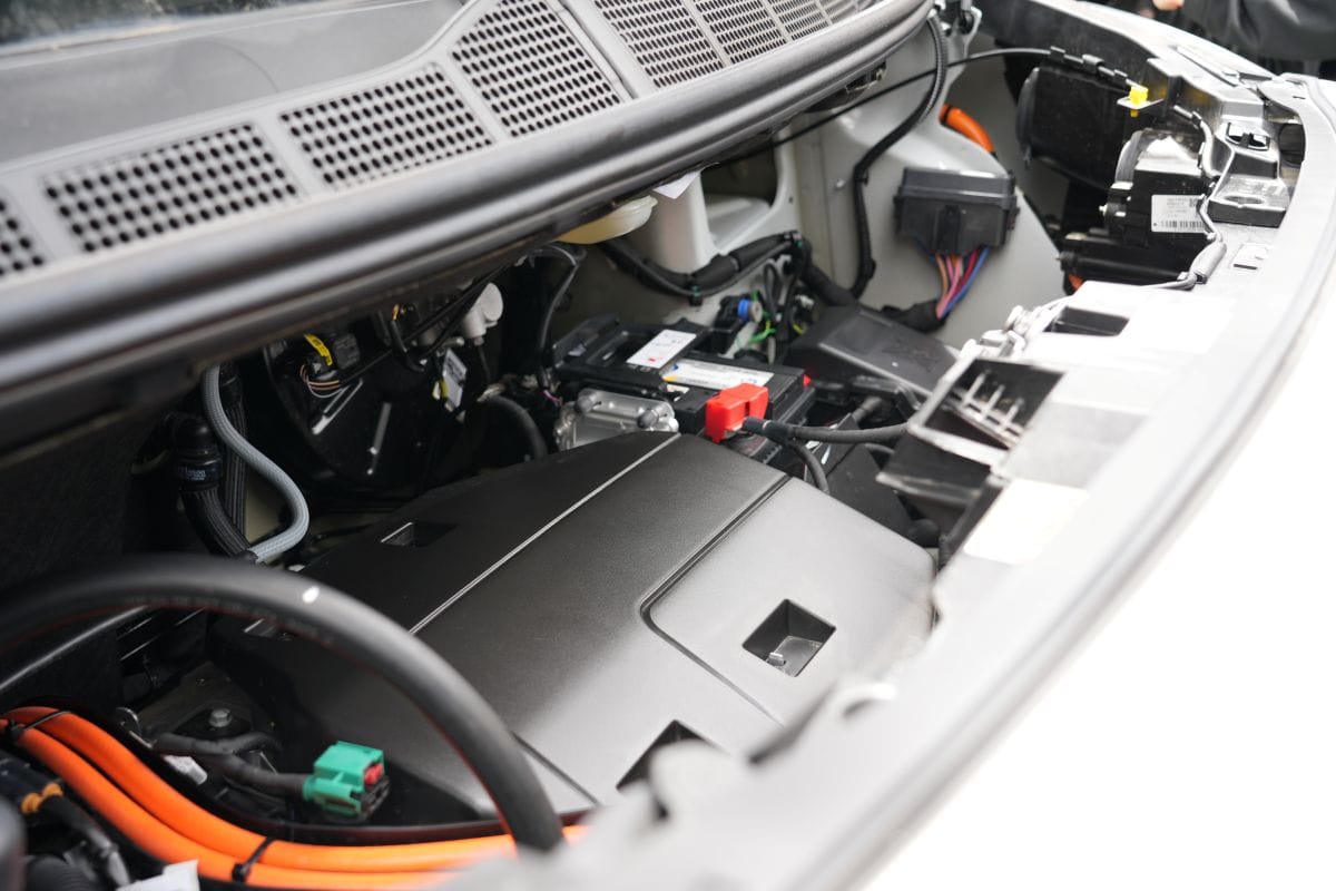 Peugeot Utilitarios: cuando la electrificación también tiene que trabajar V12MAGAZINE La electrificación también está llegando a las herramientas de trabajo. Peugeot amplía su oferta comercial con dos vans eléctricas pensadas para diferentes operaciones. V12MAGAZINE