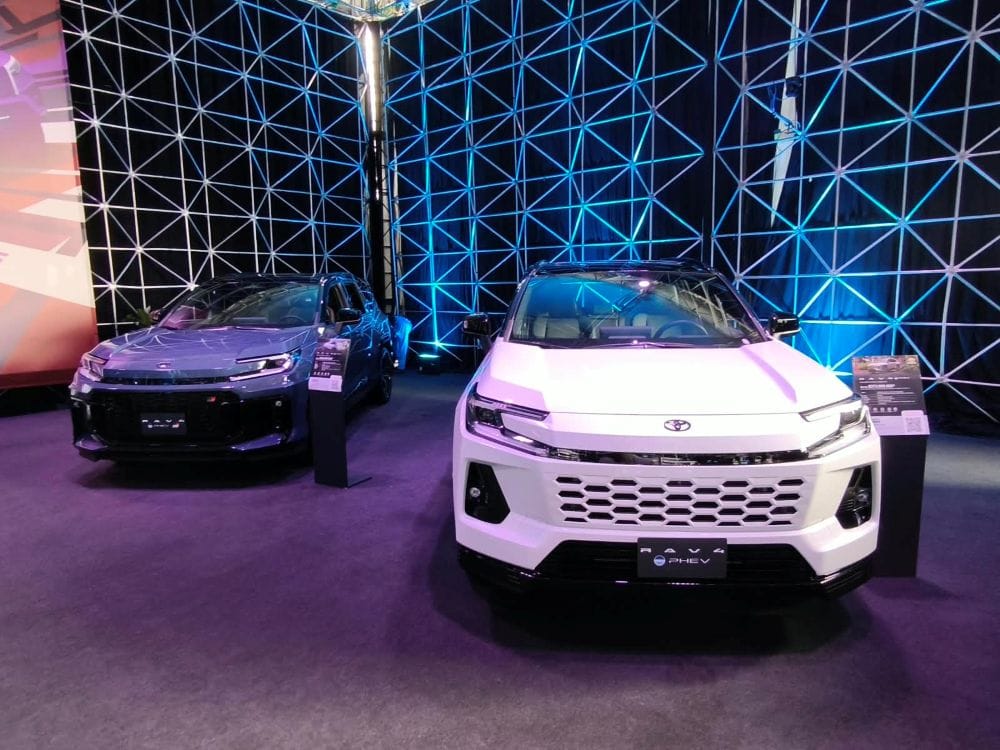 Toyota Fest 2026: una vitrina que muestra hacia dónde va Toyota en Colombia V12MAGAZINE Toyota Fest 2026 reúne en una misma vitrina un eléctrico, varios híbridos y modelos que llevan décadas asociados con la resistencia y el trabajo duro. V12MAGAZINE