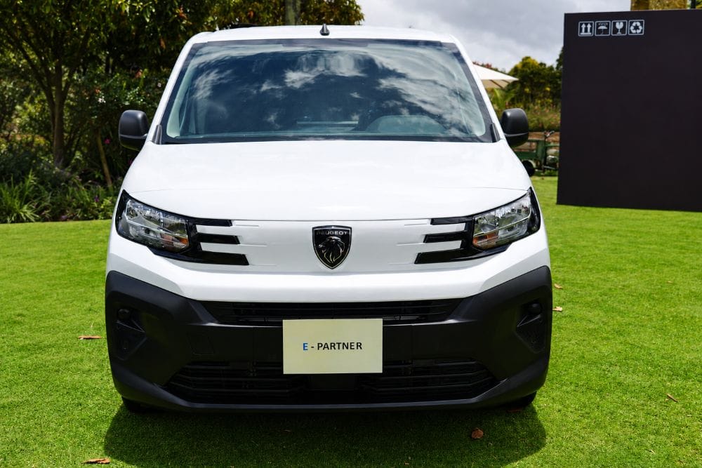 Peugeot Utilitarios: cuando la electrificación también tiene que trabajar V12MAGAZINE La electrificación también está llegando a las herramientas de trabajo. Peugeot amplía su oferta comercial con dos vans eléctricas pensadas para diferentes operaciones. V12MAGAZINE