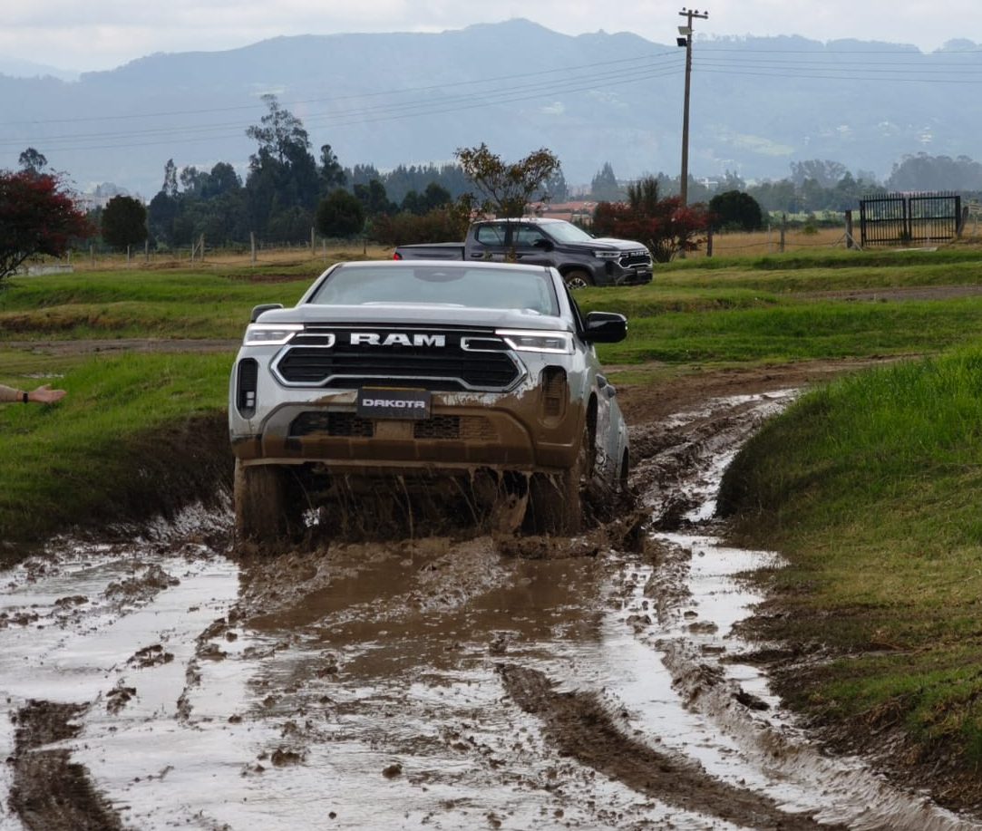 La RAM Dakota llega a Colombia con motor turbodiésel de 197 hp, tracción 4x4 y capacidad de carga de hasta 1.020 kg. Conoce sus versiones, precios y tecnología, y descubre el verdadero desafío que enfrenta para competir en el mercado de las pick-ups medianas. V12MAGAZINE