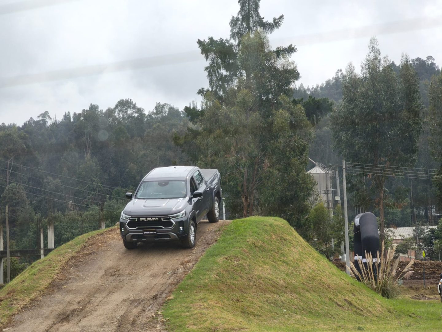 La RAM Dakota llega a Colombia con motor turbodiésel de 197 hp, tracción 4x4 y capacidad de carga de hasta 1.020 kg. Conoce sus versiones, precios y tecnología, y descubre el verdadero desafío que enfrenta para competir en el mercado de las pick-ups medianas. V12MAGAZINE