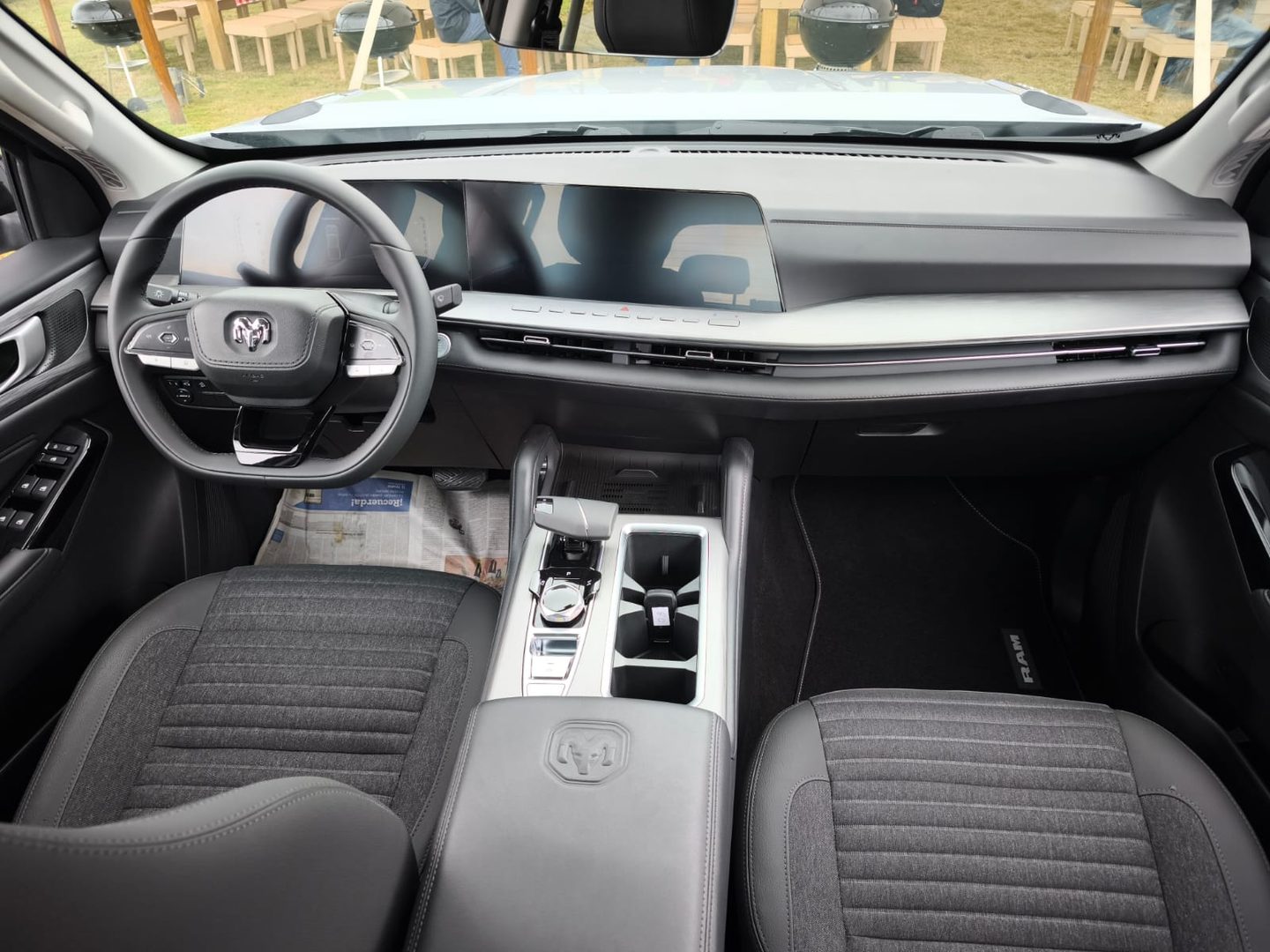 La RAM Dakota llega a Colombia con motor turbodiésel de 197 hp, tracción 4x4 y capacidad de carga de hasta 1.020 kg. Conoce sus versiones, precios y tecnología, y descubre el verdadero desafío que enfrenta para competir en el mercado de las pick-ups medianas. V12MAGAZINE