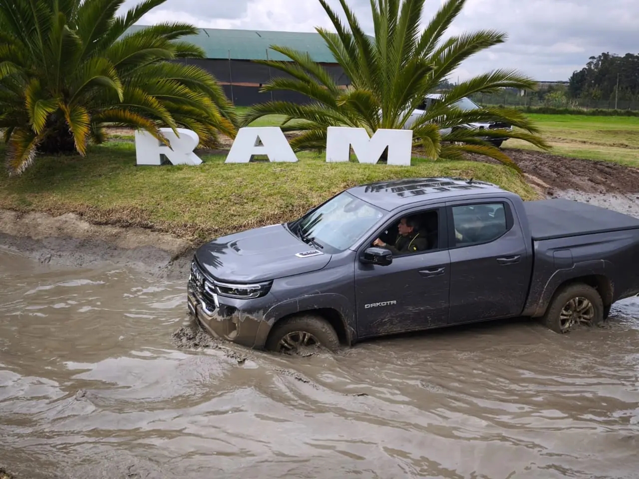 RAM Dakota en Colombia: precio, potencia y el reto de conquistar las pick-ups medianas V12MAGAZINE La RAM Dakota llega a Colombia con motor turbodiésel de 197 hp, tracción 4x4 y capacidad de carga de hasta 1.020 kg. Conoce sus versiones, precios y tecnología, y descubre el verdadero desafío que enfrenta para competir en el mercado de las pick-ups medianas. V12MAGAZINE