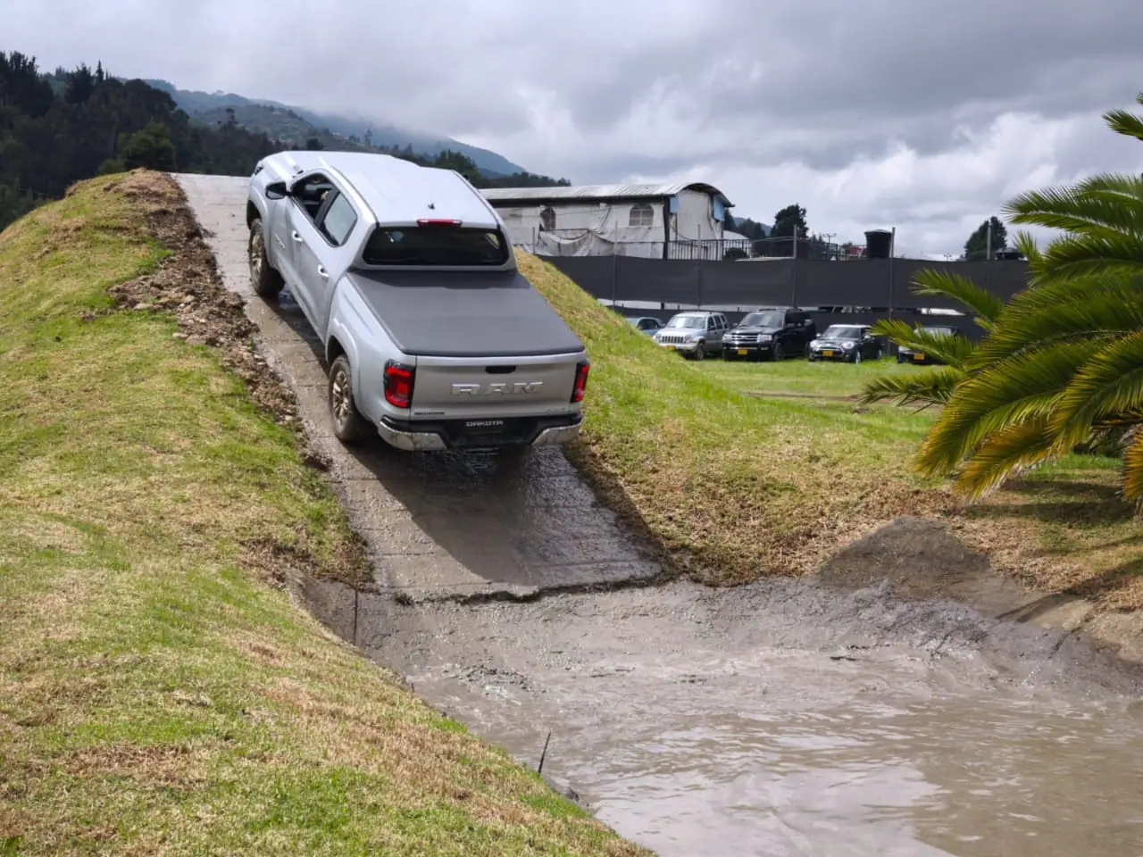 RAM Dakota en Colombia: precio, potencia y el reto de conquistar las pick-ups medianas V12MAGAZINE La RAM Dakota llega a Colombia con motor turbodiésel de 197 hp, tracción 4x4 y capacidad de carga de hasta 1.020 kg. Conoce sus versiones, precios y tecnología, y descubre el verdadero desafío que enfrenta para competir en el mercado de las pick-ups medianas. V12MAGAZINE