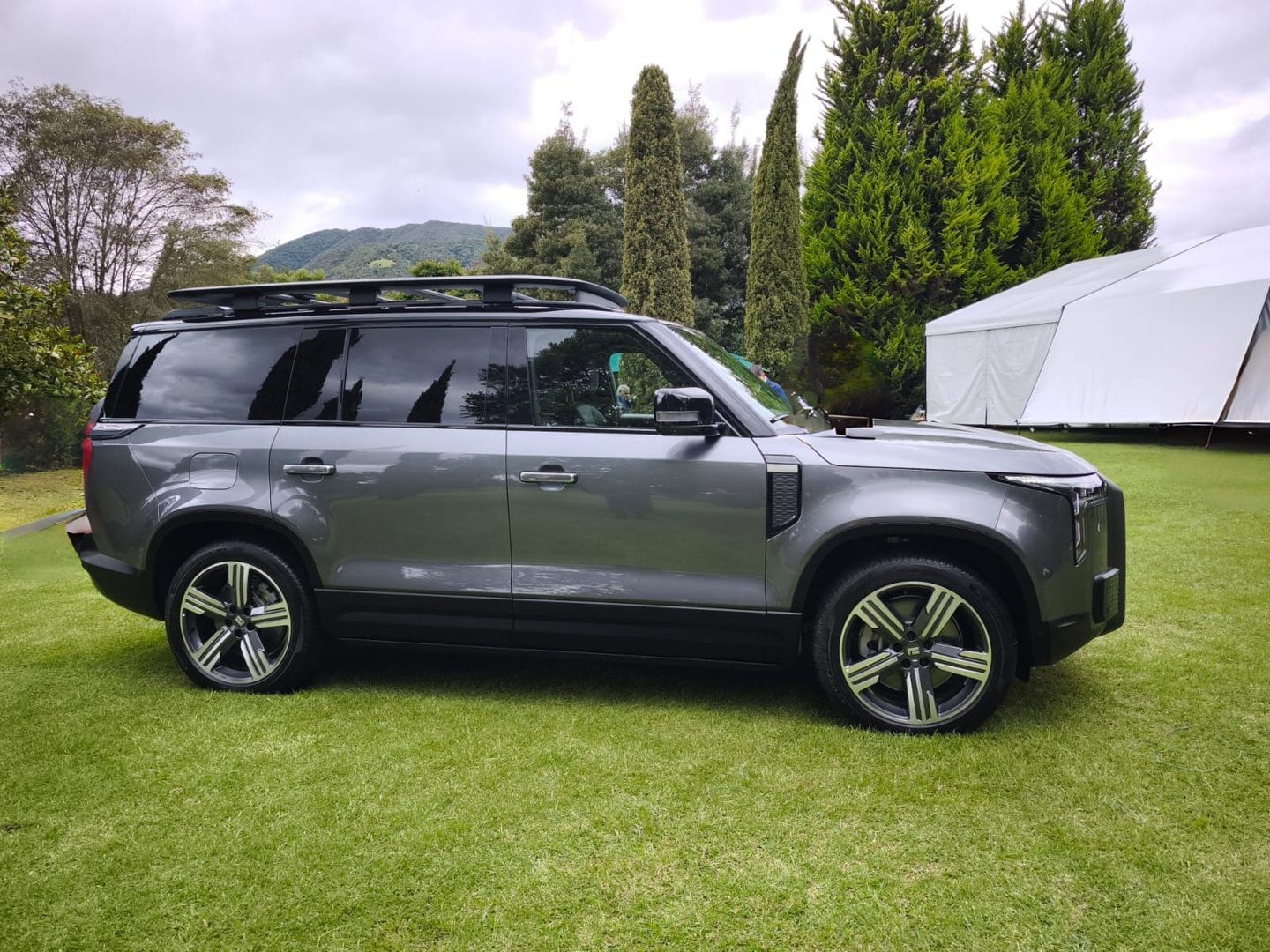 ROX 01 en Colombia: el todoterreno de rango extendido que desafía al lujo tradicional V12MAGAZINE ROX Motor debuta en Colombia con el ROX 01, un SUV de lujo y rango extendido que combina 470 hp, 1.115 km de alcance, diseño firmado por Pininfarina y soluciones integrales para acampada remota. V12MAGAZINE