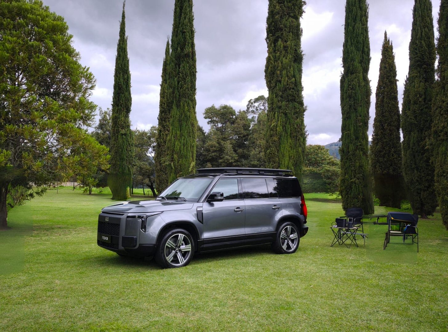 ROX 01 en Colombia: el todoterreno de rango extendido que desafía al lujo tradicional V12MAGAZINE ROX Motor debuta en Colombia con el ROX 01, un SUV de lujo y rango extendido que combina 470 hp, 1.115 km de alcance, diseño firmado por Pininfarina y soluciones integrales para acampada remota. V12MAGAZINE