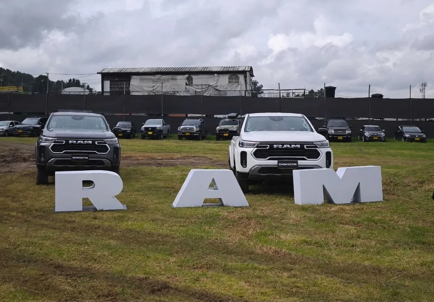 La RAM Dakota llega a Colombia con motor turbodiésel de 197 hp, tracción 4x4 y capacidad de carga de hasta 1.020 kg. Conoce sus versiones, precios y tecnología, y descubre el verdadero desafío que enfrenta para competir en el mercado de las pick-ups medianas. V12MAGAZINE