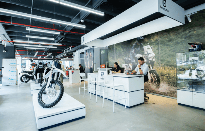 KTM abre su nueva vitrina Flagship en Bogotá y reúne bajo un mismo techo a KTM, Husqvarna y GasGas V12MAGAZINE KTM flashgip