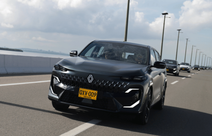 Renault Filante llega a Colombia: la nueva SUV híbrida de lujo cuesta $179 millones y tiene tres pantallas V12MAGAZINE Renault Filante