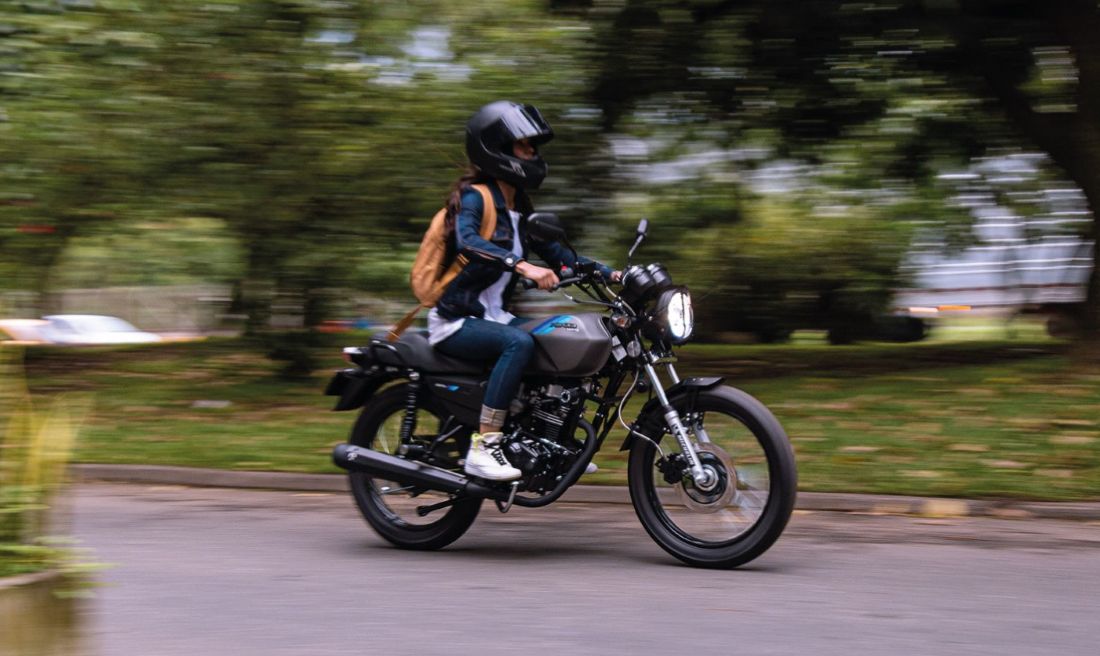 Dos millones de motocicletas ensambladas marcan un momento especial para AKT. La marca colombiana celebra su trayectoria con una NKD125 renovada y una exhibición que recorre distintas categorías de su portafolio. V12MAGAZINE