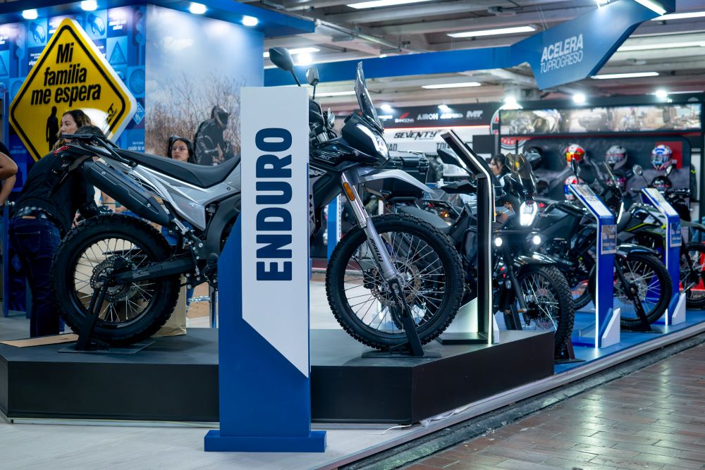 Dos millones de motocicletas ensambladas marcan un momento especial para AKT. La marca colombiana celebra su trayectoria con una NKD125 renovada y una exhibición que recorre distintas categorías de su portafolio. V12MAGAZINE