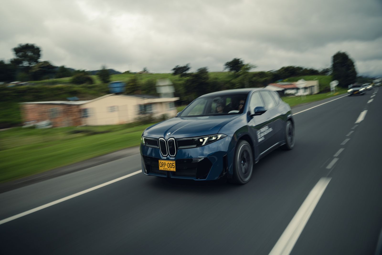 BMW iX3: probamos en carretera el eléctrico que estrena una nueva era para la marca V12MAGAZINE La BMW iX3 llegó a Colombia y la probamos en carretera rumbo a Villa de Leyva para conocer su desempeño y autonomía. V12MAGAZINE