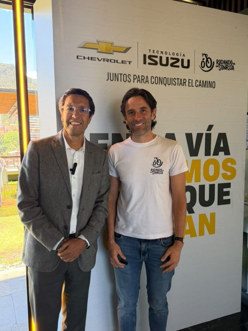 Rodando por una Sonrisa: 1.420 km para cambiar vidas y una iniciativa que empieza en la carretera V12MAGAZINE Catorce ciclistas recorrerán Colombia para apoyar a niños que necesitan atención médica especializada. Chevrolet se suma a una iniciativa que conecta solidaridad y seguridad vial. V12MAGAZINE
