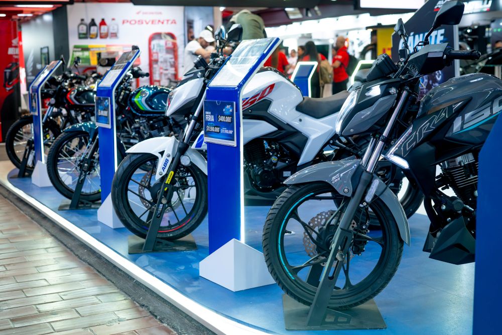 Dos millones de motocicletas ensambladas marcan un momento especial para AKT. La marca colombiana celebra su trayectoria con una NKD125 renovada y una exhibición que recorre distintas categorías de su portafolio. V12MAGAZINE