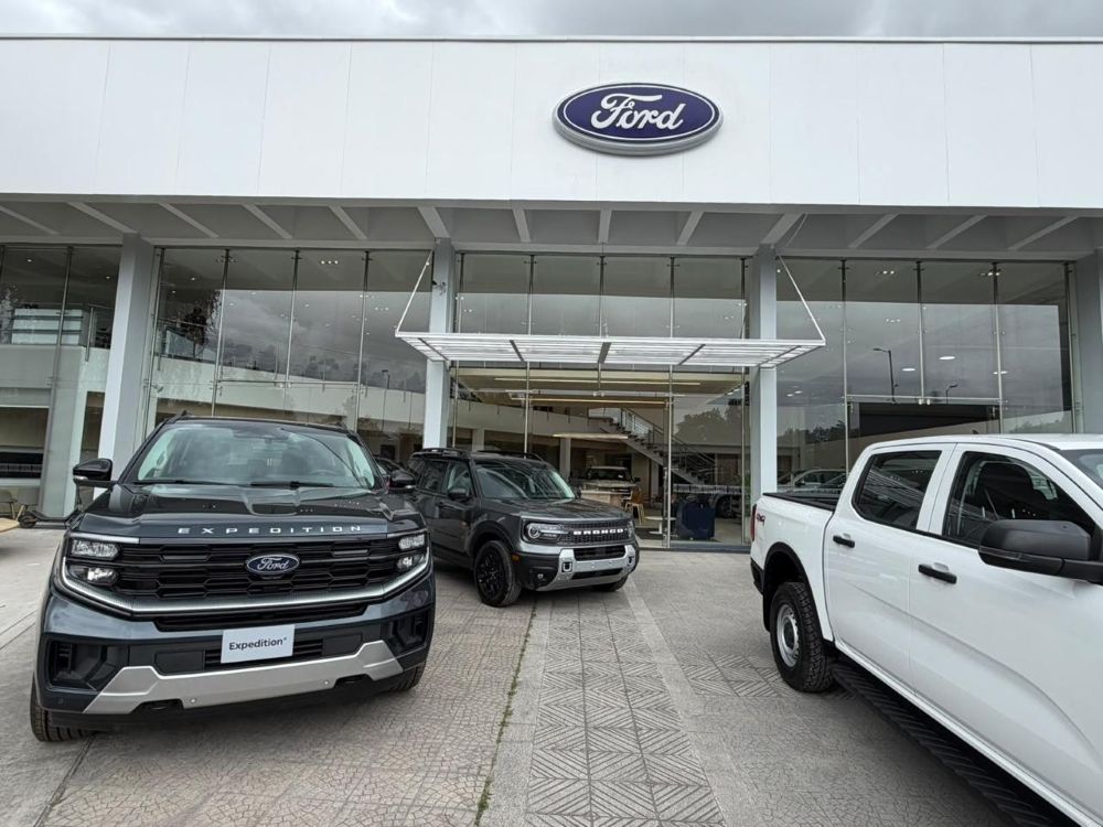 Ford cambia la experiencia de comprar y mantener un carro en su concesionario Los Coches V12MAGAZINE La nueva sede Ford de Los Coches en la Avenida El Dorado reúne venta, posventa y un portafolio que refleja la evolución híbrida y eléctrica de la marca. V12MAGAZINE