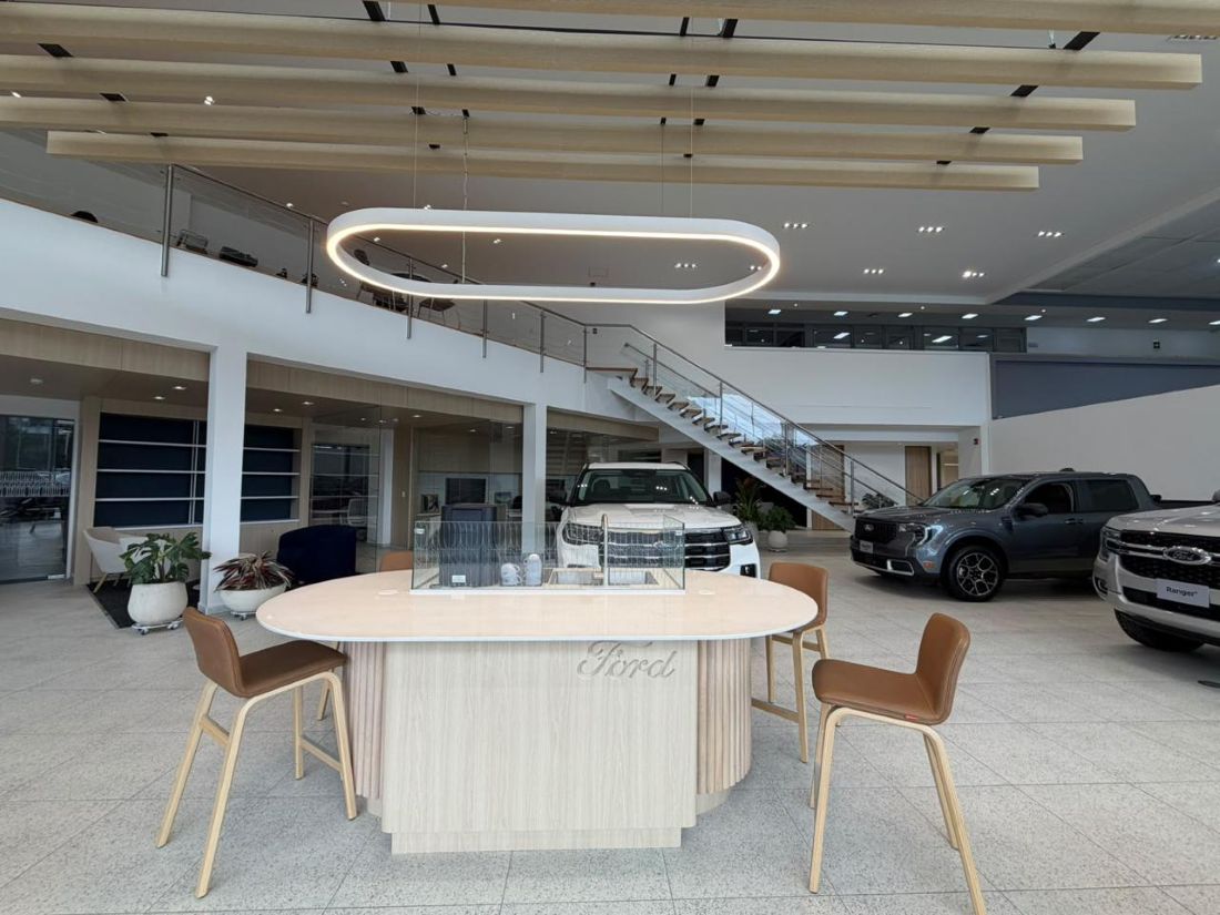 Ford cambia la experiencia de comprar y mantener un carro en su concesionario Los Coches V12MAGAZINE La nueva sede Ford de Los Coches en la Avenida El Dorado reúne venta, posventa y un portafolio que refleja la evolución híbrida y eléctrica de la marca. V12MAGAZINE