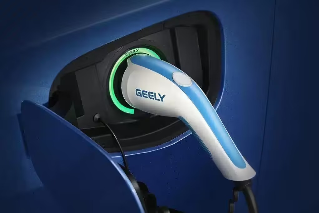 Batería de los vehículos eléctricos: ¿cargar al 100 % todos los días es un error? V12MAGAZINE Un estudio de Geotab analizó más de 22.700 vehículos eléctricos y encontró diferencias en la degradación de sus baterías según los hábitos de carga y las condiciones de uso. V12MAGAZINE