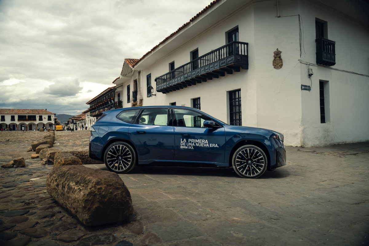 BMW iX3: probamos en carretera el eléctrico que estrena una nueva era para la marca V12MAGAZINE La BMW iX3 llegó a Colombia y la probamos en carretera rumbo a Villa de Leyva para conocer su desempeño y autonomía. V12MAGAZINE