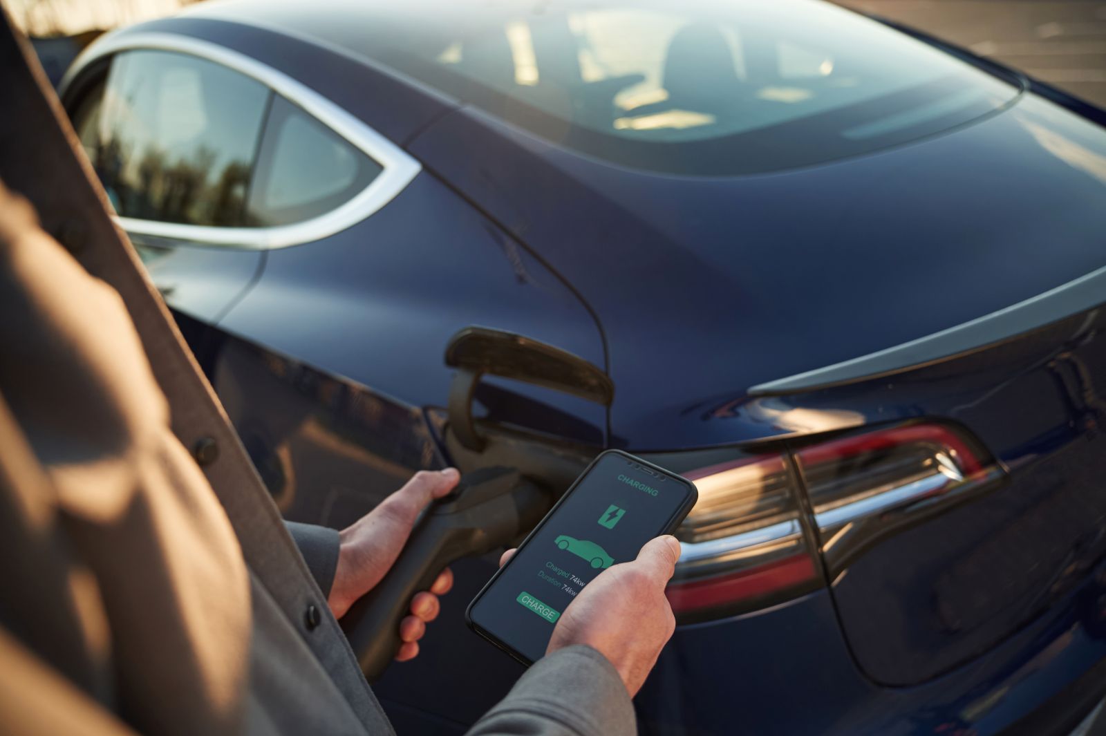 Batería de los vehículos eléctricos: ¿cargar al 100 % todos los días es un error? V12MAGAZINE Un estudio de Geotab analizó más de 22.700 vehículos eléctricos y encontró diferencias en la degradación de sus baterías según los hábitos de carga y las condiciones de uso. V12MAGAZINE