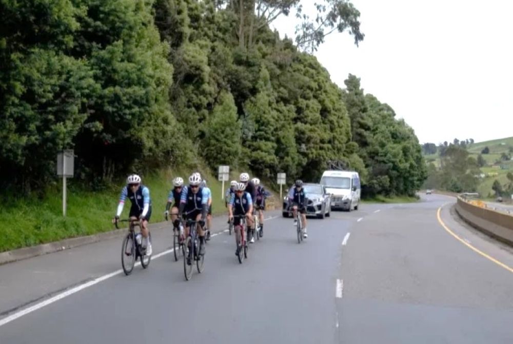 Rodando por una Sonrisa: 1.420 km para cambiar vidas y una iniciativa que empieza en la carretera V12MAGAZINE Catorce ciclistas recorrerán Colombia para apoyar a niños que necesitan atención médica especializada. Chevrolet se suma a una iniciativa que conecta solidaridad y seguridad vial. V12MAGAZINE