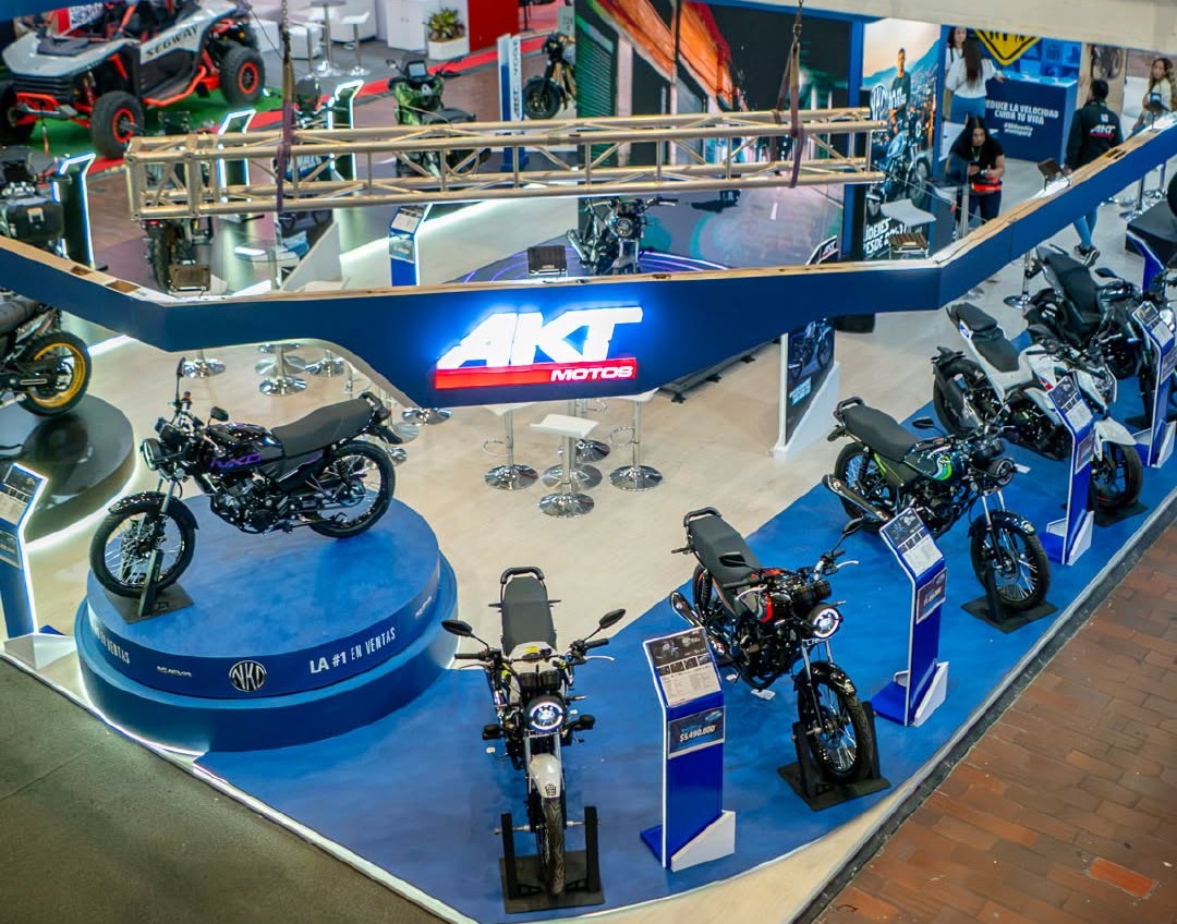 Dos millones de motocicletas ensambladas marcan un momento especial para AKT. La marca colombiana celebra su trayectoria con una NKD125 renovada y una exhibición que recorre distintas categorías de su portafolio. V12MAGAZINE