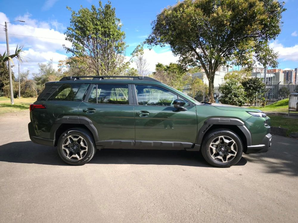 La séptima generación de la Subaru Outback cambia radicalmente su imagen y se acerca al mundo SUV sin abandonar el Bóxer, el Symmetrical AWD y su espíritu aventurero. La probamos para descubrir qué ofrece realmente en Colombia. V12MAGAZINE
