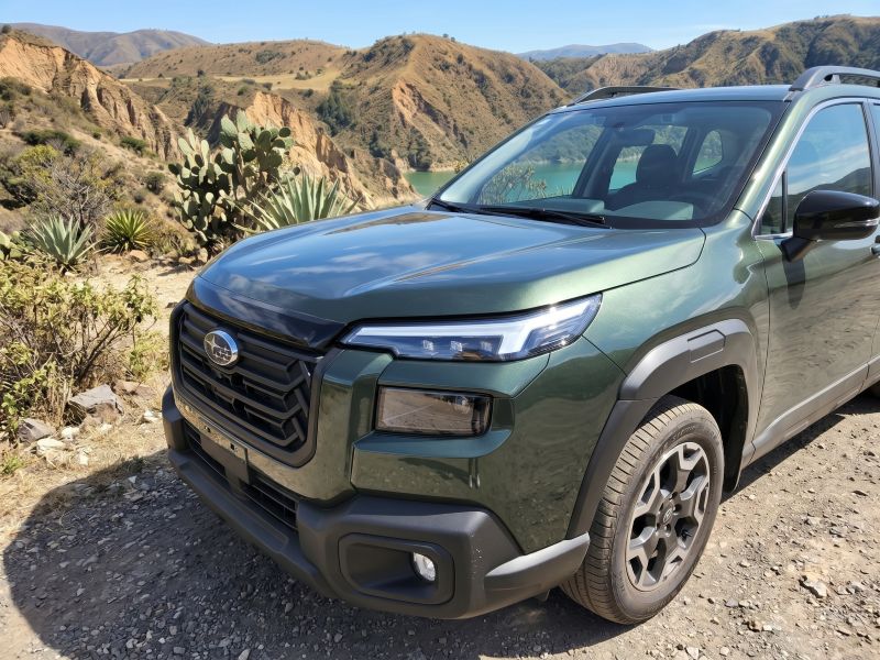 La séptima generación de la Subaru Outback cambia radicalmente su imagen y se acerca al mundo SUV sin abandonar el Bóxer, el Symmetrical AWD y su espíritu aventurero. La probamos para descubrir qué ofrece realmente en Colombia. V12MAGAZINE