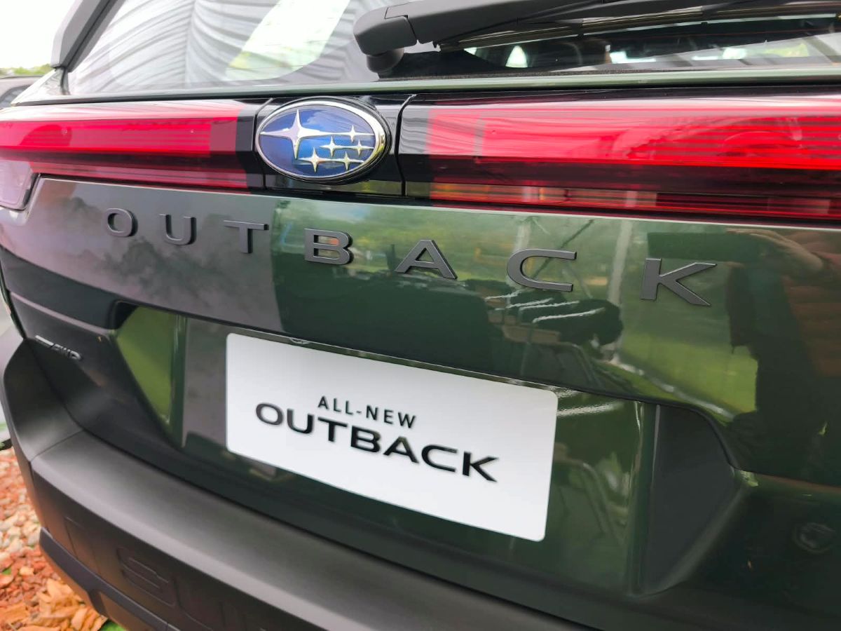 La séptima generación de la Subaru Outback cambia radicalmente su imagen y se acerca al mundo SUV sin abandonar el Bóxer, el Symmetrical AWD y su espíritu aventurero. La probamos para descubrir qué ofrece realmente en Colombia. V12MAGAZINE