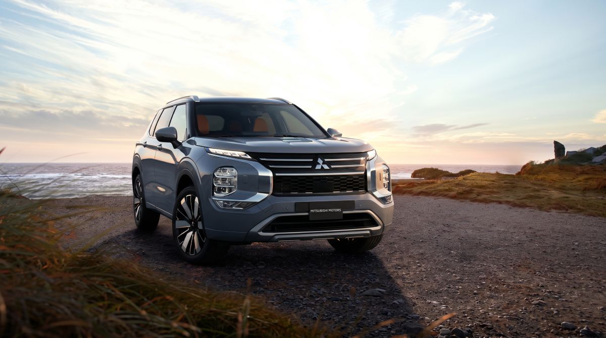 Siete pasajeros, tracción integral S-AWC y equipamiento orientado al confort. Analizamos qué ofrece la Mitsubishi Outlander para viajar en familia por Colombia. V12MAGAZINE