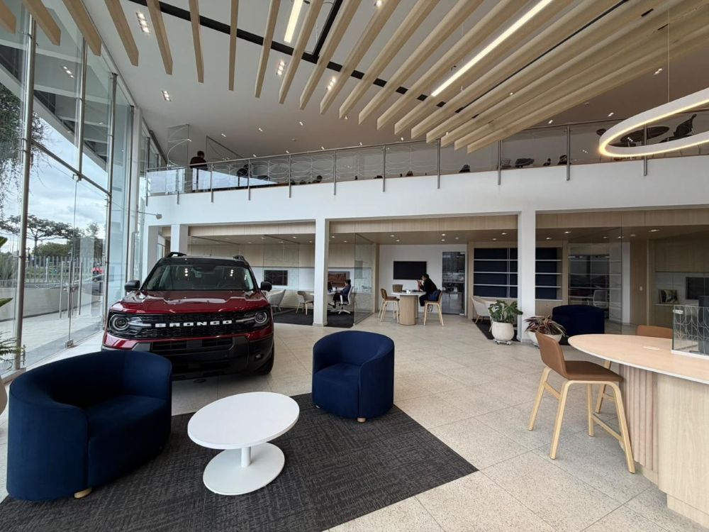 Ford cambia la experiencia de comprar y mantener un carro en su concesionario Los Coches V12MAGAZINE La nueva sede Ford de Los Coches en la Avenida El Dorado reúne venta, posventa y un portafolio que refleja la evolución híbrida y eléctrica de la marca. V12MAGAZINE