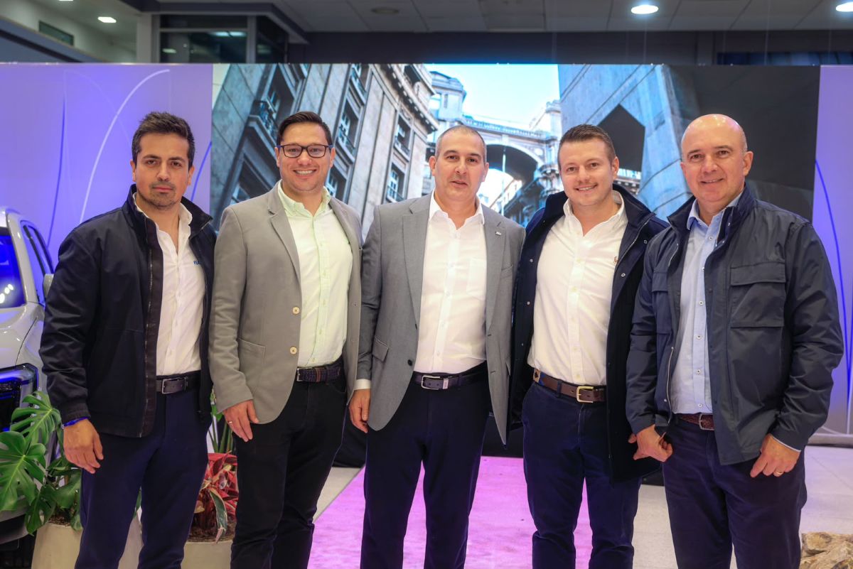 Ford cambia la experiencia de comprar y mantener un carro en su concesionario Los Coches V12MAGAZINE La nueva sede Ford de Los Coches en la Avenida El Dorado reúne venta, posventa y un portafolio que refleja la evolución híbrida y eléctrica de la marca. V12MAGAZINE