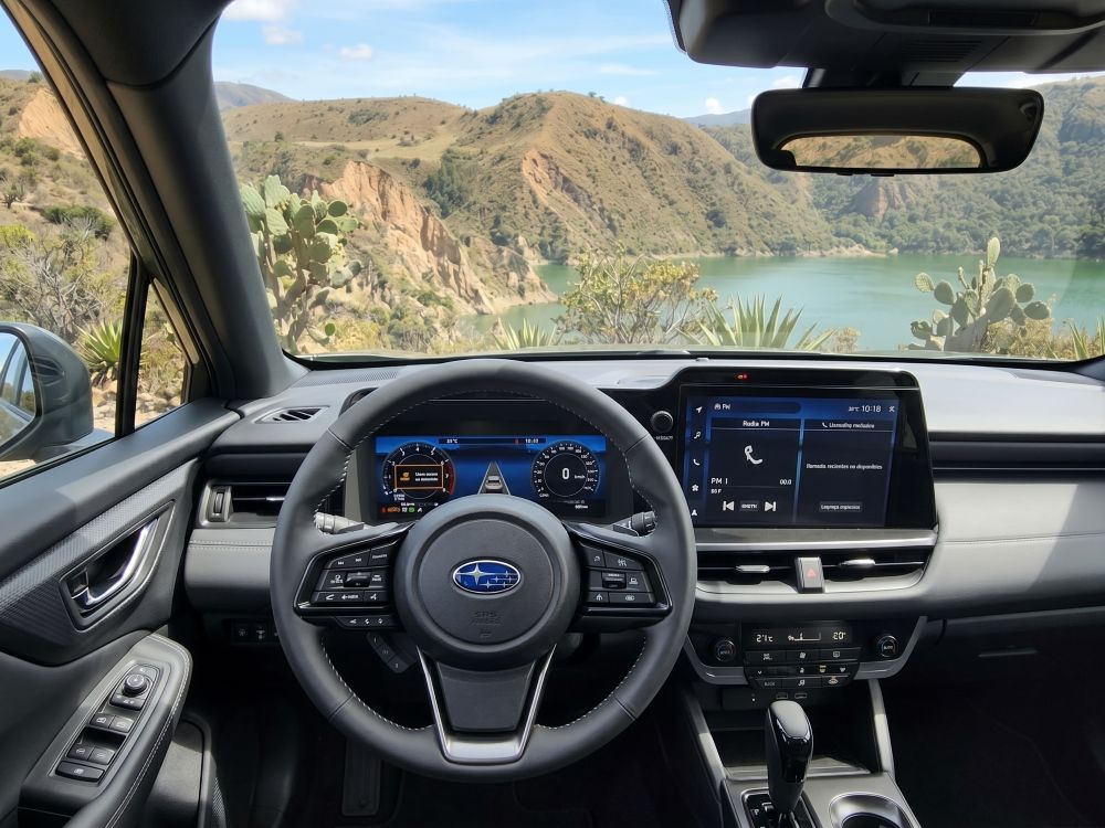 La séptima generación de la Subaru Outback cambia radicalmente su imagen y se acerca al mundo SUV sin abandonar el Bóxer, el Symmetrical AWD y su espíritu aventurero. La probamos para descubrir qué ofrece realmente en Colombia. V12MAGAZINE